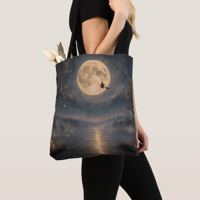 Bolsa Tote Bruxa sob a Lua Cheia Gótico Halloween Lago (Close Up)