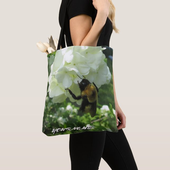 Bolsa Tote Bumble Bee em Snowball bush e seu nome (Close Up)