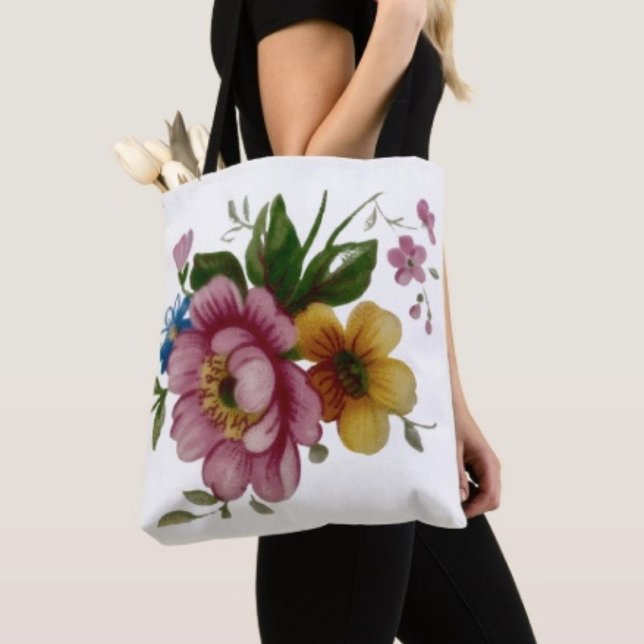 Bolsa Tote Buquê Floral de Xícara de Chá (Tote Bag — 100% polyester, black laminated lining 100% cotton web hand. Made in the USA.
)