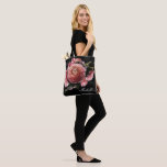 Bolsa Tote Buquê Romântico cor-de-rosa a preto<br><div class="desc">Romântico e meloso, esta bolsa de tote é o presente perfeito para os membros da sua festa noiva. O design floral apresenta um buquê natural de rosas cor-de-rosa pinceladas e ranóculo atordoante com folhas verdes escuras num arranjo luxuoso numa lavagem a aquarela preta. Você pode personalizar com um nome e...</div>