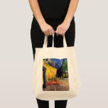 Bolsa Tote Café Terrace à noite por Vincent van Gogh<br><div class="desc">Café Terrace, no Place du Forum, de Vincent van Gogh, é uma pintura de paisagens arquitetônicas de apos impressionismo de arte. Uma vista exterior de um restaurante com mesas, cadeiras, garçons e jantar em pessoas. Uma bela noite com estrelas no céu em Arles, França. Sobre o artista: Vincent Willem van...</div>