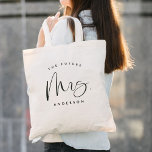 Bolsa Tote Caligrafia do Casamento da Sra. Bride<br><div class="desc">O futuro da Sra. Bride Wedding Calliographic Tote Bag apresenta caligrafia divertida e bonito,  junto com a noiva a nova sobrenome de ser.</div>