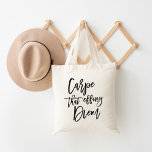 Bolsa Tote Carpe Que Effing Diem Brussel Escondeu<br><div class="desc">Carpe diem! Aproveite o dia com este bolsa de tipografia bonitinho com "carpe that effing diem" em letras de pincel de estilo manuscrito preto. Uma tomada moderna,  fresca e engraçada do aforismo latino clássico.</div>