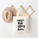 Bolsa Tote Carpe Que Effing Diem Tote Bag<br><div class="desc">Carpe esse diem! Conheça o dia com este bolsa que apresenta a citação em uma fonte manuscrita de pincelada em preto nítido. Coordenando itens disponíveis em nosso compro!</div>