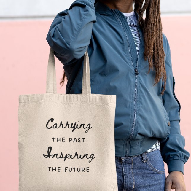 Bolsa Tote Carregando do presente do professor de história in (Shop now and show your commitment to shaping a better future.)