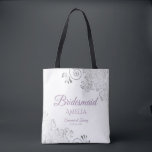 Bolsa Tote Casamento Branco da Frente de Prata e Lavanda<br><div class="desc">Estas malas de tote da Bridesmaid são desenhadas como favores ou presentes para as damas de noiva. Saco de excelente para encher com favores e presentes. O simples, porém elegante design apresenta fritas de cinza prateada nos cantos com a lavanda de letras roxas de script cor roxa rico. Há espaço...</div>