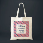 Bolsa Tote Casamento de Destino Boas-vindas EUA AMERICA Perso<br><div class="desc">Um presente excelente de boas-vindas para seus convidados no seu casamento de destino AMERICANO. O design mostra o sinalizador dos EUA em um padrão de tiled e um painel central onde você pode personalizar sua saudação, evento e adicionar seu(s) nome(s) ou texto. Apresente Ideal Obrigado quando você adiciona informação de...</div>