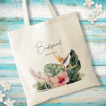 Bolsa Tote Casamento de Destino de Borracha Tropical<br><div class="desc">Esta elegante bolsa de tote de destino contém lindos botânicos de aquarela incluindo folhas de palma, hibisco e ave do paraíso. A tipografia é clássica, mas moderna. O roteiro na frente diz "Bridesmaid", mas isso pode ser facilmente alterado para dizer "Madrinha de casamento", "Mãe da Noiva" etc. Esta é a...</div>