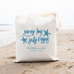 Bolsa Tote Casamento de Destino Sandy Toes & Salty Kisses<br><div class="desc">Uma bolsa perfeita de boas-vindas para o seu casamento de destino,  esta design de verão da praia apresenta "dedos arenosos e beijos salgados" em letras azuis brilhantes com duas estrelas-do-mar. Personalize com seus nomes e data de casamento embaixo.</div>