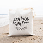 Bolsa Tote Casamento de Destino Sandy Toes & Salty Kisses<br><div class="desc">Uma bolsa perfeita para o seu casamento de destino,  esta design de verão da praia apresenta "dedos arenosos e beijos salgados" em letras cinza pretas com duas estrelas. Personalize com seus nomes e data de casamento embaixo.</div>