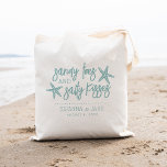 Bolsa Tote Casamento de Destino Sandy Toes & Salty Kisses<br><div class="desc">Uma bolsa perfeita para o seu casamento de destino,  esta design de verão da praia apresenta "dedos arenosos e beijos salgados" em letras brandas com duas estrelas. Personalize com seus nomes e data de casamento embaixo.</div>