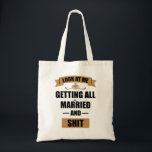 Bolsa Tote Casamento de Festa de solteira de Camisa de Brides<br><div class="desc">Camisa Bebado Camisa Camisa Festa de solteira Camisa Noivado Camisa Camisa Camisa Engraçada Camisa Bride Olhe Para Mim Conseguindo Todo casamento,  casal,  amor,  relação,  humor,  engraçado,  sarcástico,  noiva,  noiva a ser, noivo,  marido,  festa de solteira,  noiva,  lua de mel</div>