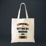 Bolsa Tote Casamento de Festa de solteira de Camisa de Brides<br><div class="desc">Camisa Bebado Camisa Camisa Festa de solteira Camisa Noivado Camisa Camisa Camisa Engraçada Camisa Bride Olhe Para Mim Conseguindo Todo casamento,  casal,  amor,  relação,  humor,  engraçado,  sarcástico,  noiva,  noiva a ser, noivo,  marido,  festa de solteira,  noiva,  lua de mel</div>