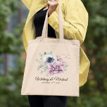 Bolsa Tote Casamento de Florais de Suculente Chic Elegante<br><div class="desc">Saco de tote de casamento do jardim do campo com uma exibição floral suculenta, nomes da noiva e noiva e a data do casamento. Clique no botão "Personalizar" para personalização adicional deste modelo. Você poderá modificar todo o texto, inclusive o estilo, as cores e os tamanhos. Você encontrará itens de...</div>