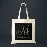Bolsa Tote Casamento elegante cinzento preto do monograma<br><div class="desc">Sacolas elegantes do casamento do monograma. Projete pelo © 2008 de Elke Clarke para MonogramGallery em Zazzle. Preto e branco com texto inicial cinzento overlay com nomes dos noivos e data do casamento. Grande saco do convidado do casamento do destino, presente de casamento, lembrança do casamento ou favor do casamento....</div>