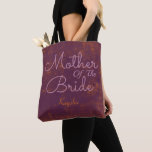 Bolsa Tote Casamento Laranja Roxo Queimado Mãe Da Noiva<br><div class="desc">Mãe de Casamento da Noiva,  nome personalizado para o saco. Púrpura queimada laranja caia rústica favor do casamento. Tendy Chic decorativa,  na moda de textura vintage. Para personalizar o script,  clique em editar design. Imagem copyright Marg Seregelyi Fotografia.</div>