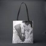 Bolsa Tote Casamento Personalizado Com Tipografia Moderna<br><div class="desc">Adicionar uma foto personalizada. O modelo de foto tem um filtro. A data é a tipografia serifônica ousada. Os nomes noivos e futuros nomes estão na tipografia sans serif.</div>