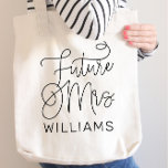 Bolsa Tote Casamento Personalizado de Script Moderno Negro Fu<br><div class="desc">O roteiro de caligrafia preto moderno e casual,  "Future Mrs",  da mochila de noivas femininas,  apresenta texto personalizado que pode ser personalizado com o sobrenome casado da noiva. Acessório perfeito para a festa de solteira e o fim de semana do casamento!</div>