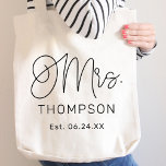 Bolsa Tote Casamento Personalizado do Script Moderno Negro Re<br><div class="desc">O roteiro de caligrafia preto moderno e casual "Sra.",  que mostra a bolsa de tote de casamento feminina,  apresenta texto personalizado com o novo sobrenome casado da noiva e a data/data do casamento estabelecida. Acessório perfeito para a lua de mel e além!</div>