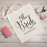 Bolsa Tote Casamento Personalizado do Script Negro Bride<br><div class="desc">A bolsa de tote de casamento da Noiva apresenta um moderno roteiro de caligrafia preto girando com um elegante texto personalizado de nome que você pode personalizar para a noiva ser. Veja nossos designs de festas de noiva coordenadora!</div>