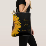 Bolsa Tote Casamento Rústico Elegante Amarelo Negro Girassol<br><div class="desc">País russo lindo e elegante girassol amarelo de casamento em sacos negros de tote. Favoritos simples de impressão de flores. Imagem copyright Marg Seregelyi Fotografia.</div>