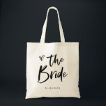 Bolsa Tote Casual Script | Chic Simple Bride<br><div class="desc">Esta bolsa de presente do na moda e partido chic bridal apresenta uma tipografia moderna,  casual,  de scripts pretos que diz "Noiva",  e um coração marcado por tendências,  com seu nome em texto simples e ousado. O perfeito presente elegante para a nova noiva.</div>