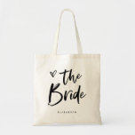 Bolsa Tote Casual Script | Chic Simple Bride<br><div class="desc">Esta bolsa de presente do na moda e partido chic bridal apresenta uma tipografia moderna,  casual,  de scripts pretos que diz "Noiva",  e um coração marcado por tendências,  com seu nome em texto simples e ousado. O perfeito presente elegante para a nova noiva.</div>