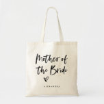 Bolsa Tote Casual Script | Mãe Simples Chic da Noiva<br><div class="desc">Esta bolsa de presente de na moda e partido de chic apresenta uma tipografia moderna, casual, de escrita negra que diz "Mãe da Noiva", e um coração marcado por tendências, com o seu nome em texto simples e negrito. O perfeito presente de casamento elegante para toda a sua festa de...</div>