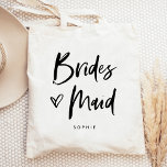 Bolsa Tote Casual Script | Presente de Bridesmaid Simples Chi<br><div class="desc">Esta bolsa de presente de na moda e partido de chic apresenta uma tipografia moderna,  casual,  de scripts pretos que diz "Bridesmaid",  e um coração rabiscado por tendências,  com seu nome em texto simples e ousado. O perfeito presente de casamento elegante para toda a sua festa de casamento.</div>