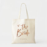 Bolsa Tote Casual Script | Rosa de chic Dourado Bride<br><div class="desc">Esta bolsa de presente de na moda e partido chic bridal apresenta uma tipografia moderna,  falsa,  do roteiro do rosa dourado que diz "Noiva" e um coração rabiscado por tendências,  com seu nome em texto simples e negrito. O perfeito presente elegante para a nova noiva.</div>