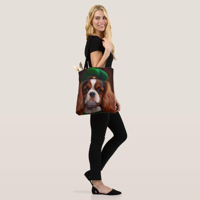 Bolsa Tote Cavaleiro Rei Charles Spaniel na Rua. Dia de Patri (No(a) Modelo)
