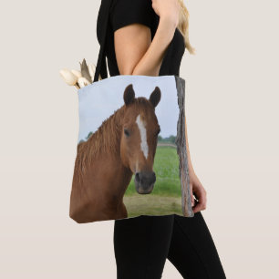 Bolsa Tote Cavalo Marrom perto de uma Árvore
