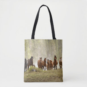 Bolsa Tote Cavalos subindo um pequeno morro durante o arrodei