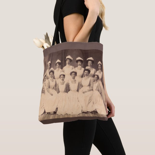 Bolsa Tote cerca de 1914 formandos de enfermagem (Close Up)