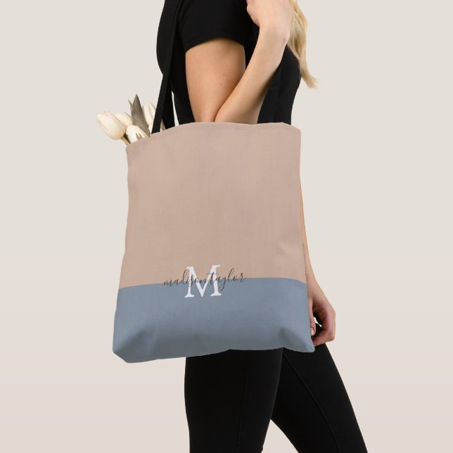 Bolsa Tote Chic Beige e Dusty Blue com nome monograma (Close Up)