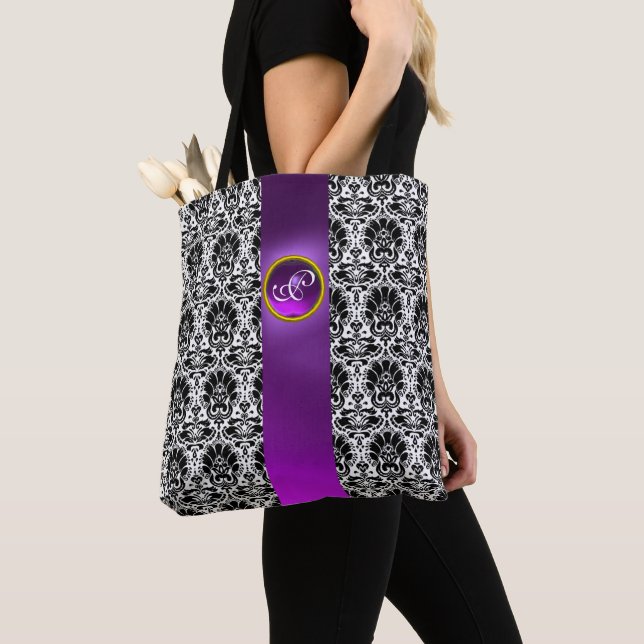 BOLSA TOTE CHIC BLACK BRANCO DAMASK, PURPLE GEMSTONE MONOGRAM (Close Up)