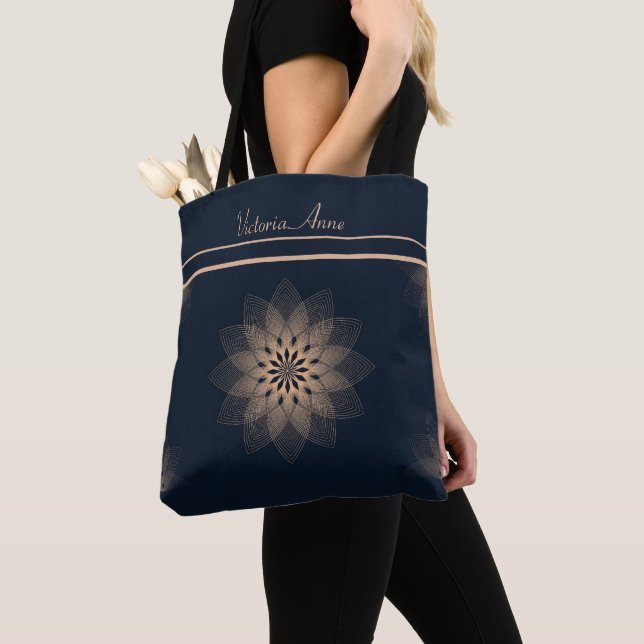 Bolsa Tote Chic Mandala Monograma (Close Up)