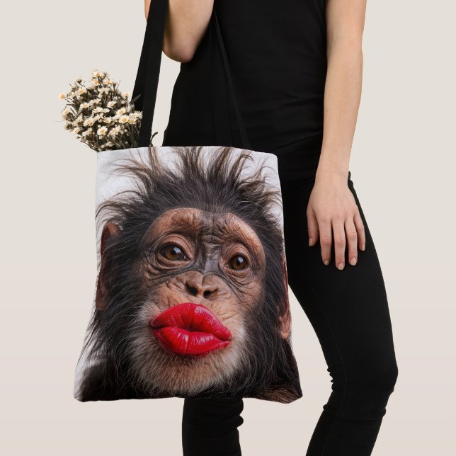 Bolsa Tote Chimpanzé Usando Batom Vermelho (Close Up)