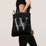 Bolsa Tote Cinza Negra Elegante Monograma Girly Personalizado<br><div class="desc">Negra e Monograma Elegante Simples e Moderno, Nome Inicial Script de Assinatura Personalizado Tote Bag Personalizado. Este design com seu primeiro nome em um estilo bonito, escrito à mão, estilo swash tail typografia (ou caligrafia) com inicial de monograma em cinza e branco a preto. presente feminina excelente para aniversário, casamento,...</div>