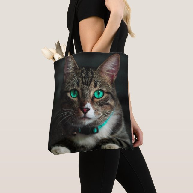 Bolsa Tote Cinzas e Gato Branco com Olhos Azuis e Colar Corre (Close Up)
