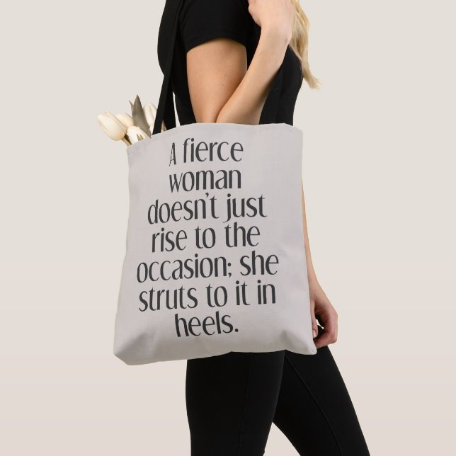 Bolsa Tote Citação Empoderadora de Mulher Feroz e Confiante (Close Up)