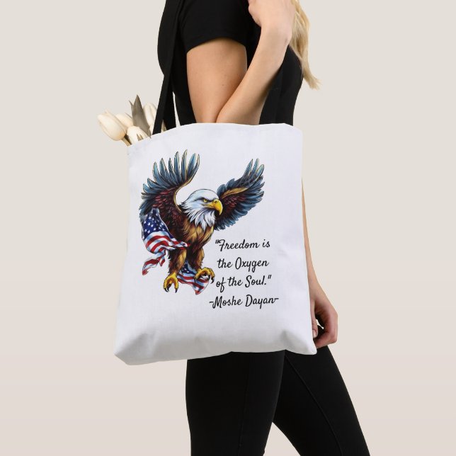 Bolsa Tote Citação "Liberdade" com Águia Americana e Bandeira (Close Up)