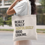 Bolsa Tote Citação Ridicularmente Boa<br><div class="desc">Há mais na vida do que ser realmente,  muito bem bonito. Mas isso não significa que você não pode mostrar um pouco! Design apresenta a citação na tipografia de blocos modernos com sotaques dourados de brilho (note que o brilho é uma imagem digital,  não uma falha real).</div>