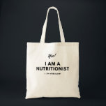 Bolsa Tote Citações pretas & brancas do nutricionista<br><div class="desc">Estas citações engraçadas do nutricionista caracterizam a pia batismal corajosa e o esquema de cores preto e branco. Isto faria um presente perfeito para o nutricionista em sua vida e iluminará certamente seu dia! Mostre fora seu orgulho em sua carreira como um nutricionista sempre que você a usa.</div>