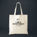 Bolsa Tote Citações pretas & brancas do nutricionista<br><div class="desc">Estas citações engraçadas do nutricionista caracterizam a pia batismal corajosa e o esquema de cores preto e branco. Isto faria um presente perfeito para o nutricionista em sua vida e iluminará certamente seu dia! Mostre fora seu orgulho em sua carreira como um nutricionista sempre que você a usa.</div>