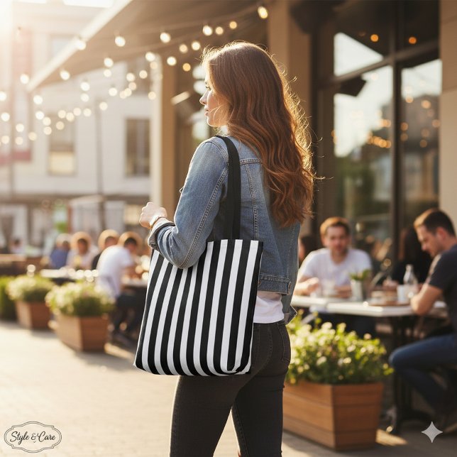 Bolsa Tote Clássico Moderno - Papel Branco e Preto com Strike (Classic Modern Striped Black and White Carryall Tote Bag)