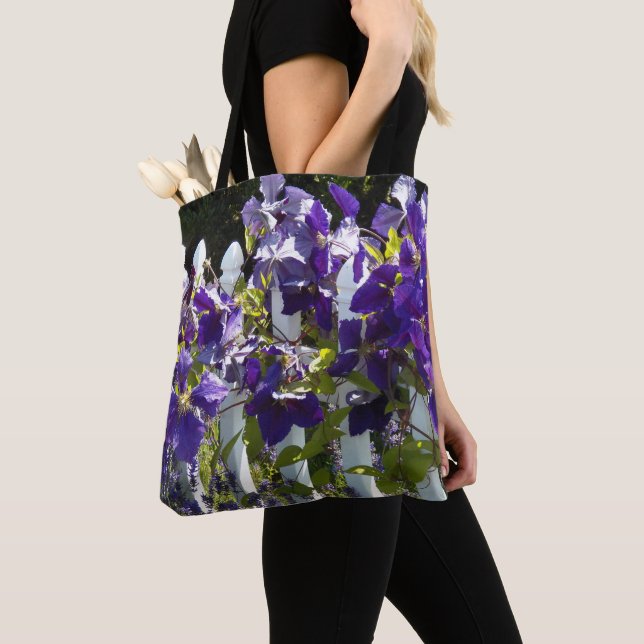 Bolsa Tote Clematite Roxa em Cerca Branca Floral (Close Up)