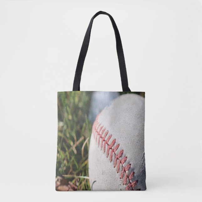 Bolsa Tote Close de uma bola de beisebol na grama (Frente)