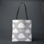 Bolsa Tote Cobertura de Cinzas Personalizadas Padrão de Nuven<br><div class="desc">Nuvens Brancas Padrão Cinza Personalizada Saco de Tote. Bonitas e brancas em toda a mala de impressão tote apresentavam nuvens brancas sobre o fundo da cinza. Esta bolsa de tote pode ser personalizada,  perfeita como um chá de fraldas a favor das bolsas ou como um presente.</div>