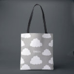 Bolsa Tote Cobertura de Cinzas Personalizadas Padrão de Nuven<br><div class="desc">Nuvens Brancas Padrão Cinza Personalizada Saco de Tote. Bonitas e brancas em toda a mala de impressão tote apresentavam nuvens brancas sobre o fundo da cinza. Esta bolsa de tote pode ser personalizada,  perfeita como um chá de fraldas a favor das bolsas ou como um presente.</div>